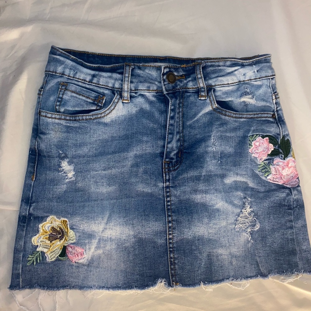Distressed mini skirt. Stretchy jean material